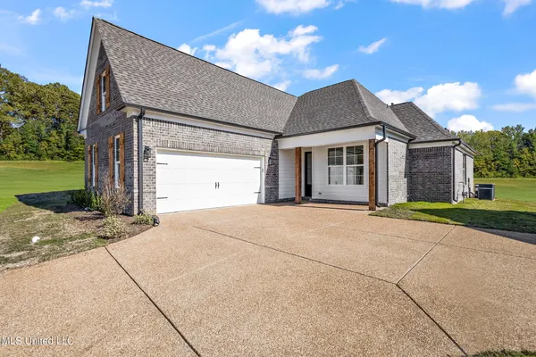 $416,900 | 940 Coahoma Court, Nesbit, MS 38651