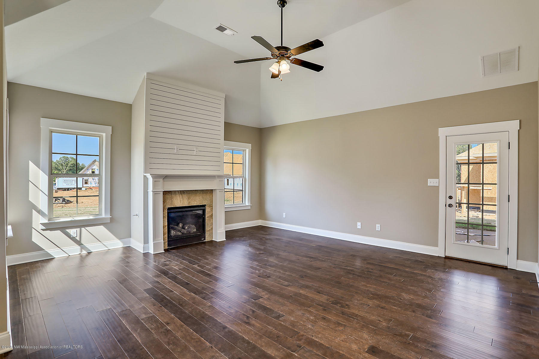 940 Coahoma Court Nesbit, MS 38651 - Photo 5 of 28 Large great room