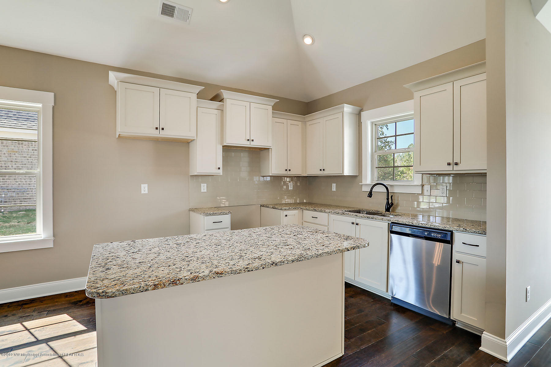 940 Coahoma Court Nesbit, MS 38651 - Photo 7 of 28 Custom Cabinets