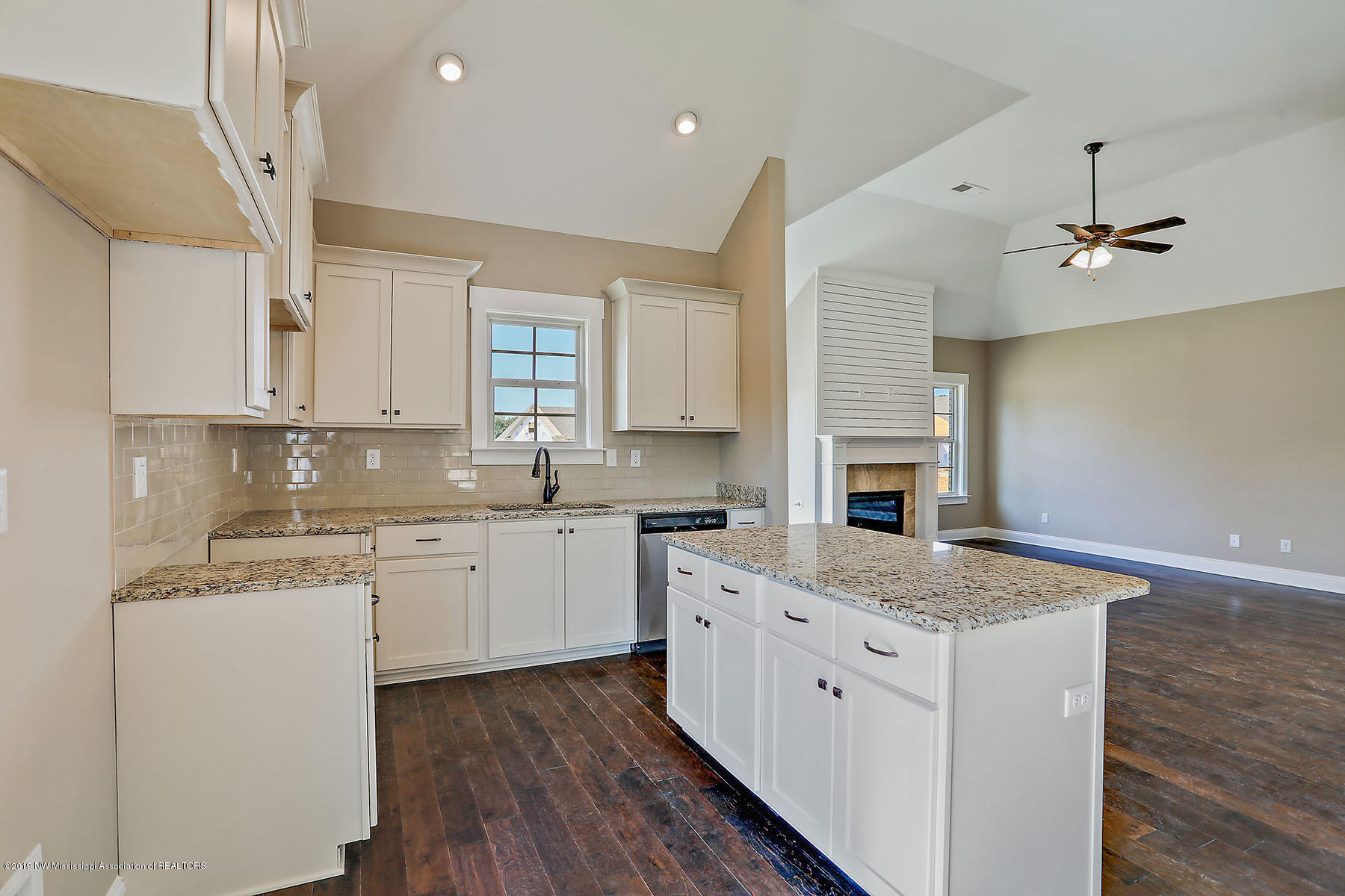 940 Coahoma Court Nesbit, MS 38651 - Photo 8 of 28 Tiled back splash