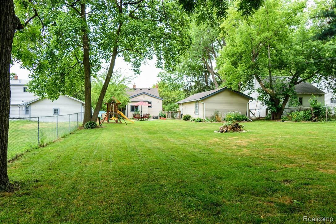 3066 Avalon Road Rochester, MI 48309 - Photo 17 of 19 Exteriror Rear.jpg