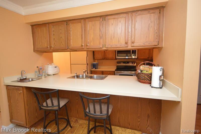 1635 Huntington Park Rochester, MI 48309 - Photo 5 of 18