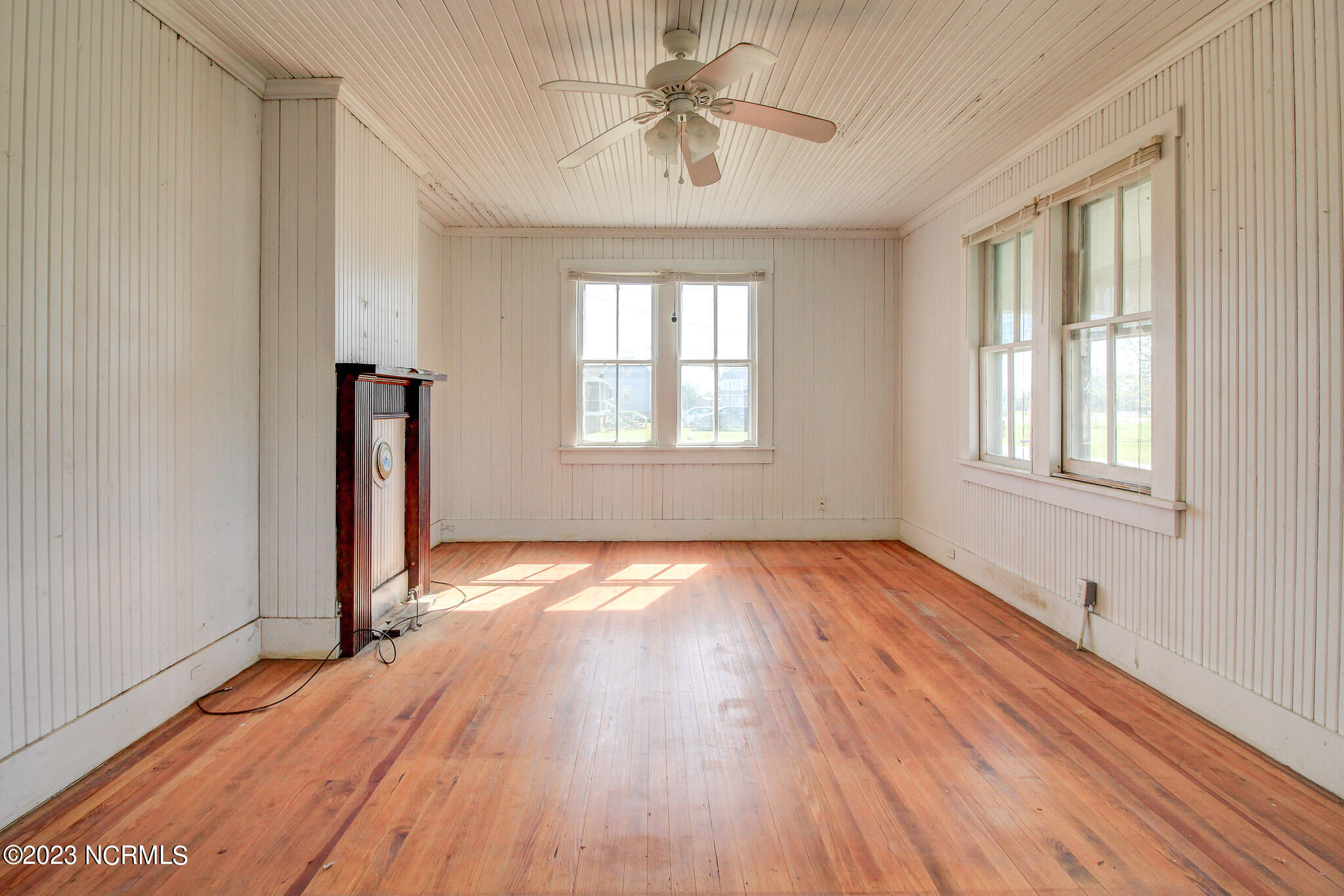 326 Community Road Davis, NC 28524 - Photo 10 of 26 Living room