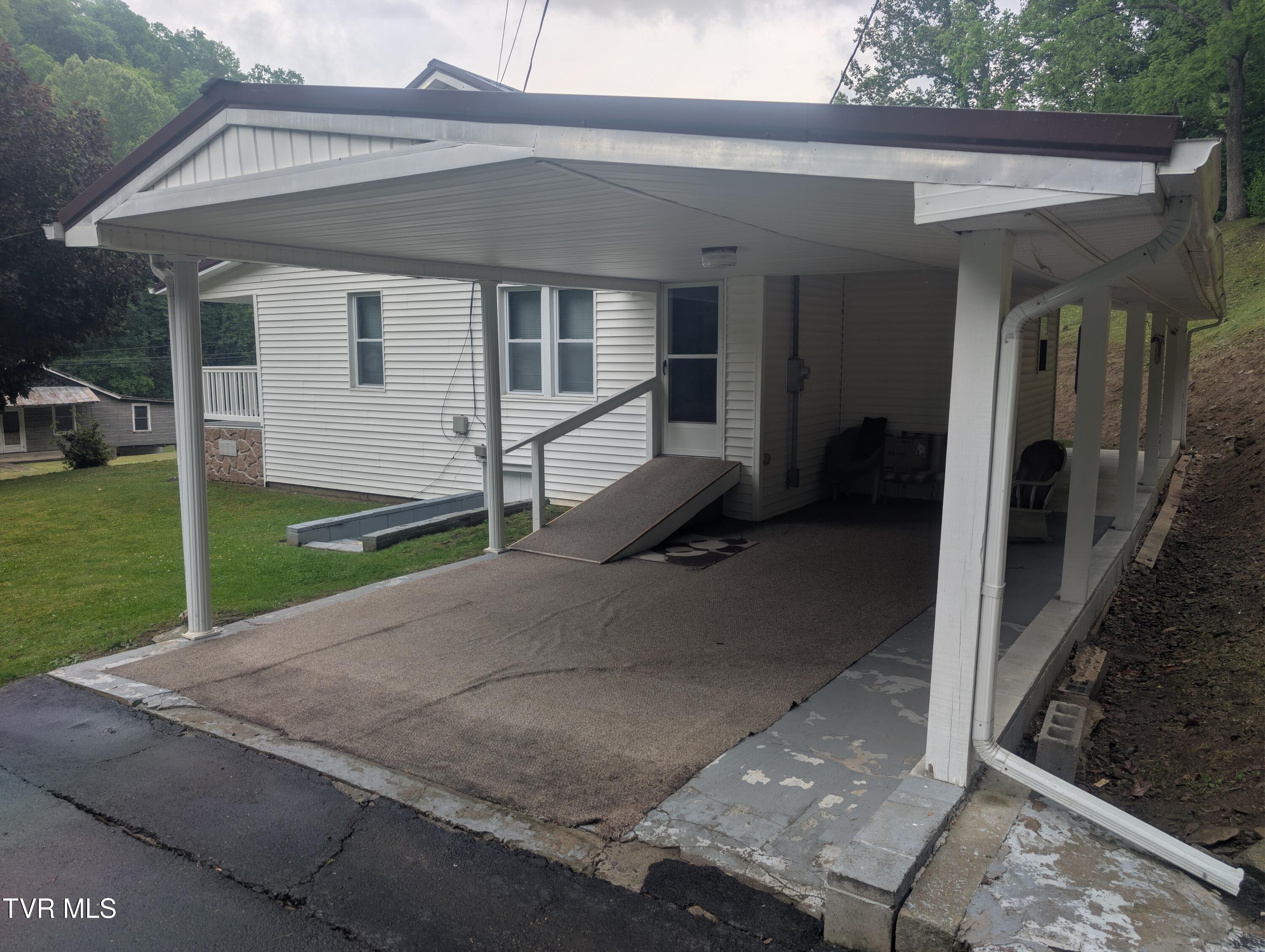 9912 Sandlick Road Bee, VA 24217 - Photo 4 of 26 PXL_20260521_224214647
