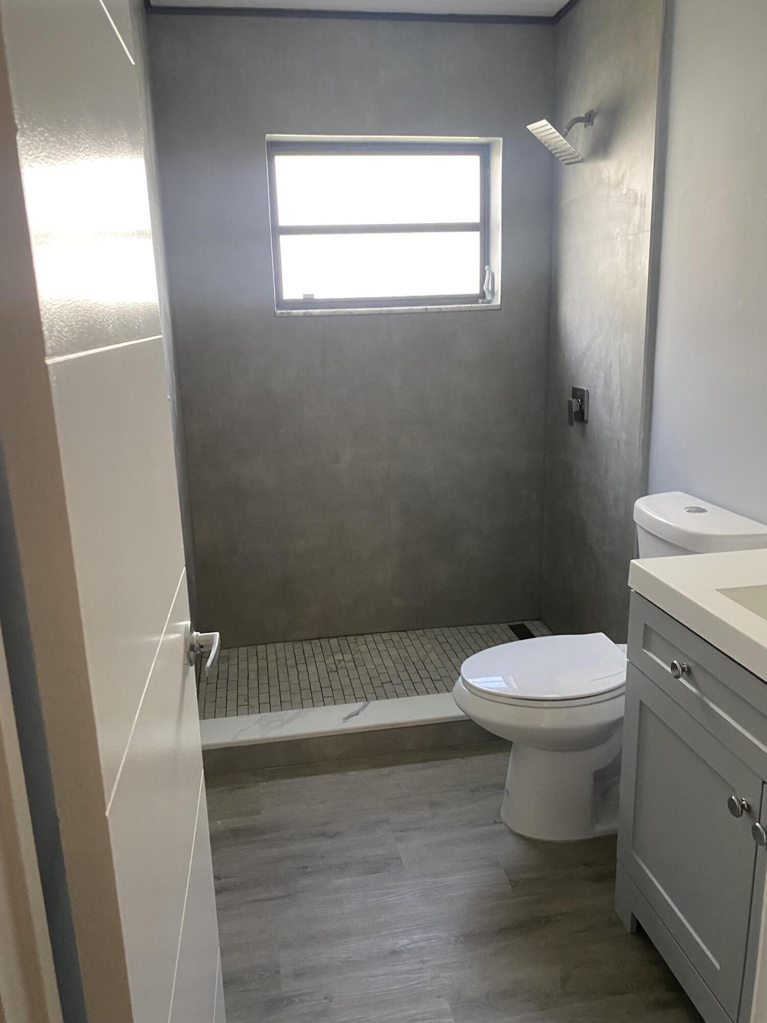 6845 Tiburon Circle Boca Raton, FL 33433 - Photo 5 of 10 Bathroom 2
