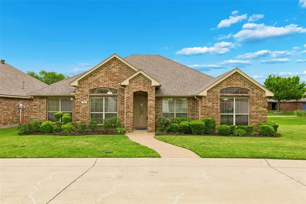 $395,000 | 110 Crestway Drive, Unit 29, Cedar Hill, TX 75104