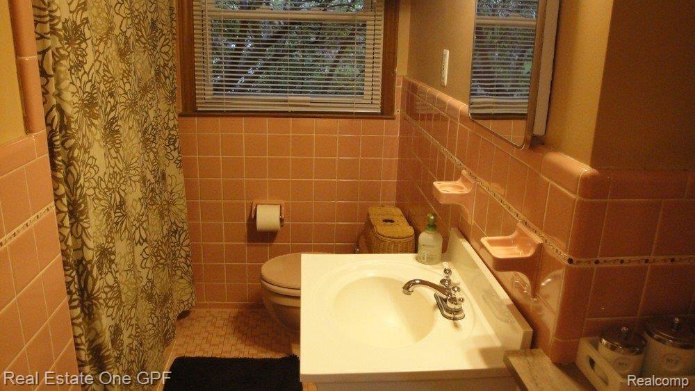 1865 Newcastle Road Grosse Pointe, MI 48236 - Photo 18 of 23 17 058bath.JPG