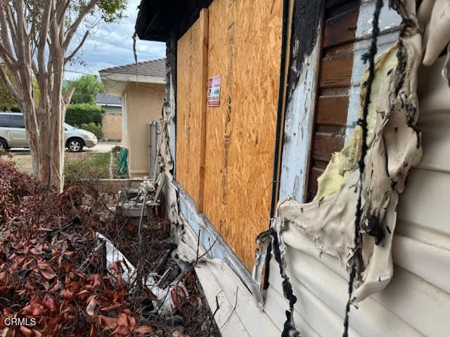 a view of back yard of the house