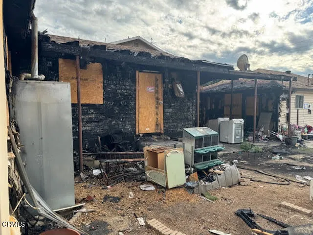 a view of a chairs and table in backyard