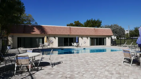 a view of a house with backyard