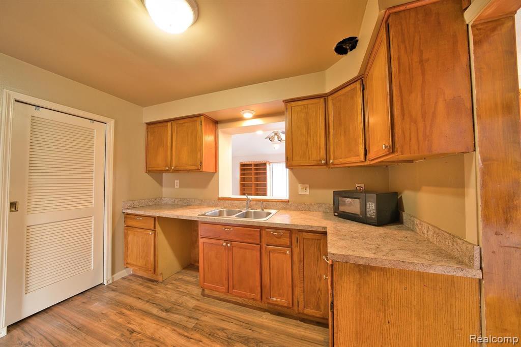 20710 Westhampton Avenue Southfield, MI 48075 - Photo 17 of 30