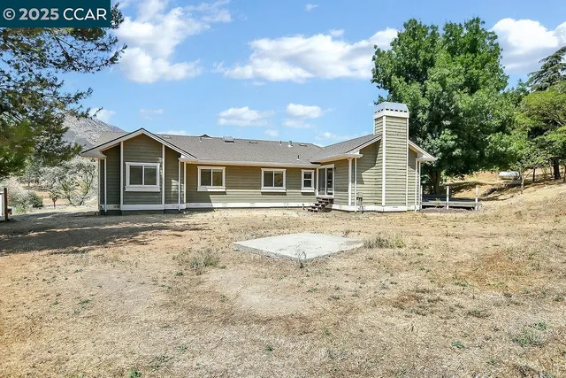 a view of a house with backyard