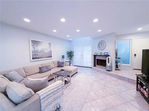 $619,999 | 7904 Topanga Canyon Boulevard, Unit 3, Canoga Park, CA 91304