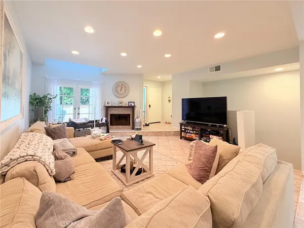$599,999 | 7904 Topanga Canyon Boulevard, Unit 3, Canoga Park, CA 91304