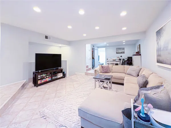 $619,999 | 7904 Topanga Canyon Boulevard, Unit 3, Canoga Park, CA 91304