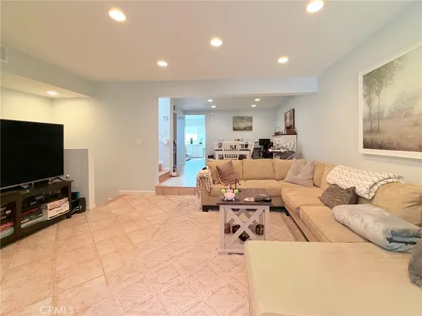 $599,999 | 7904 Topanga Canyon Boulevard, Unit 3, Canoga Park, CA 91304