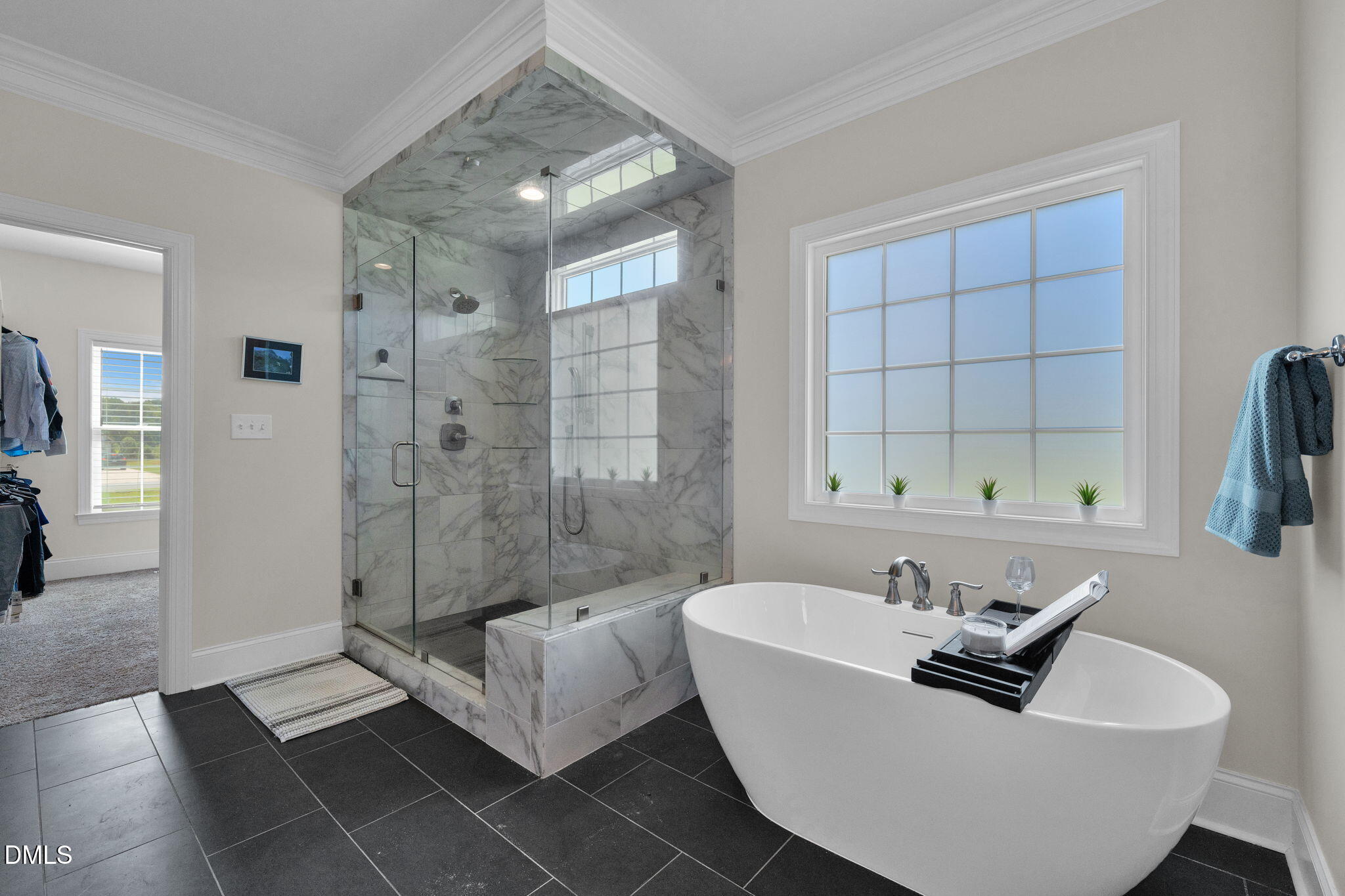 106 Garrison Farm Road Mebane, NC 27302 - Photo 20 of 46 a living room with furniture and a bathtub