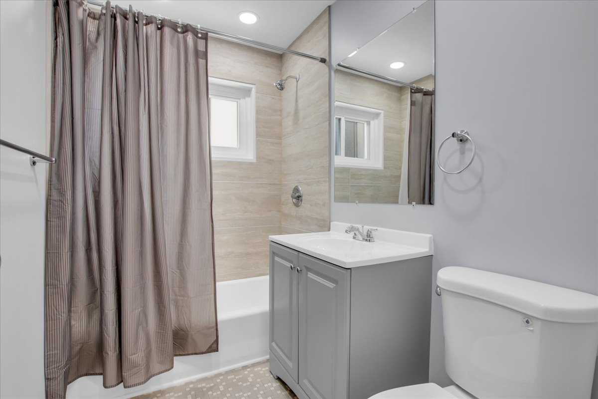 7351 North Ridge Boulevard, Unit 1A Chicago, IL 60645 - Photo 17 of 24