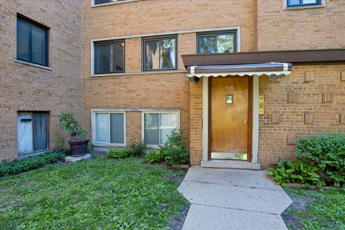 7351 North Ridge Boulevard, Unit 1A Chicago, IL 60645 - Photo 2 of 24