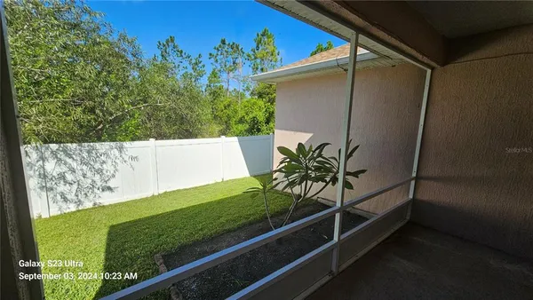 a view of a backyard