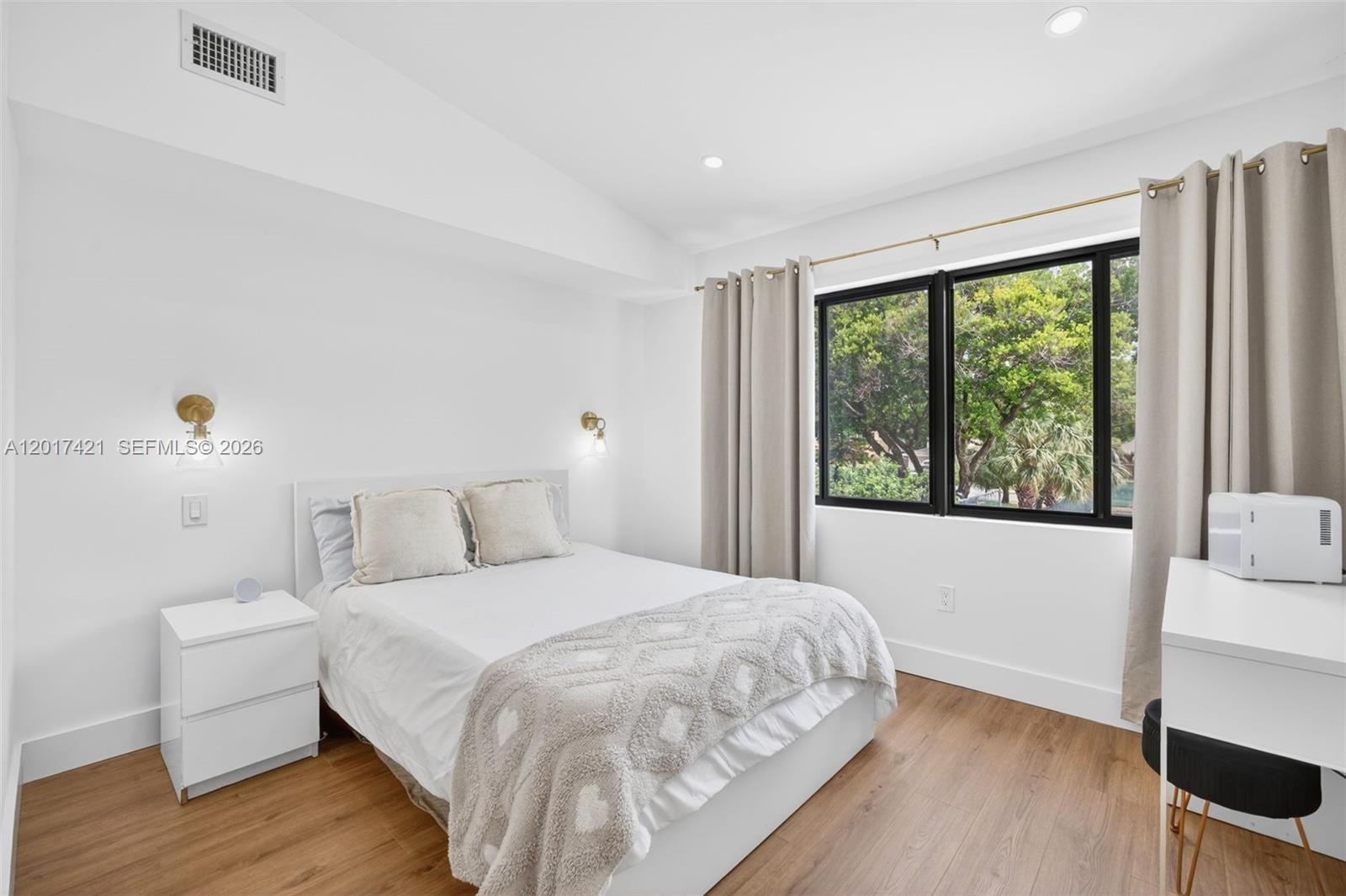 3848 Atlanta Street Hollywood, FL 33021 - Photo 6 of 79 Upstairs bedroom javascript
