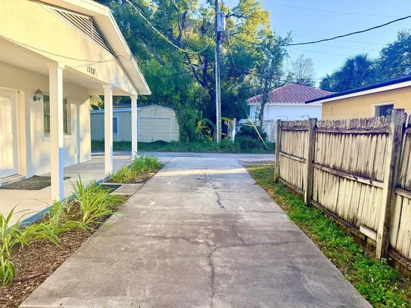 a view of a pathway with a pathway