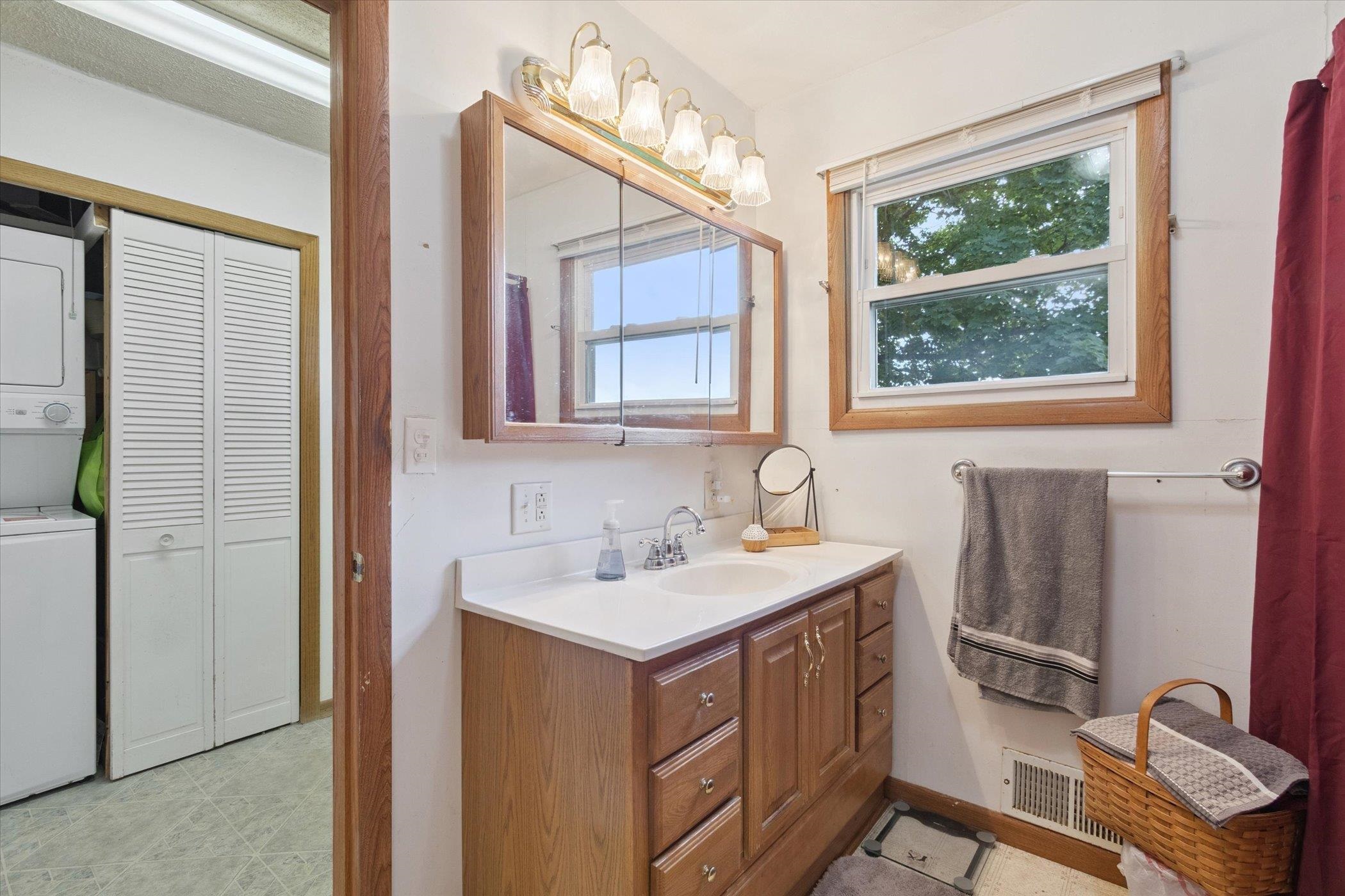 976 East Cedarville Road Freeport, IL 61032 - Photo 24 of 48 a bathroom with a sink and a window