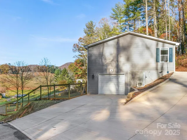 a view of a back yard