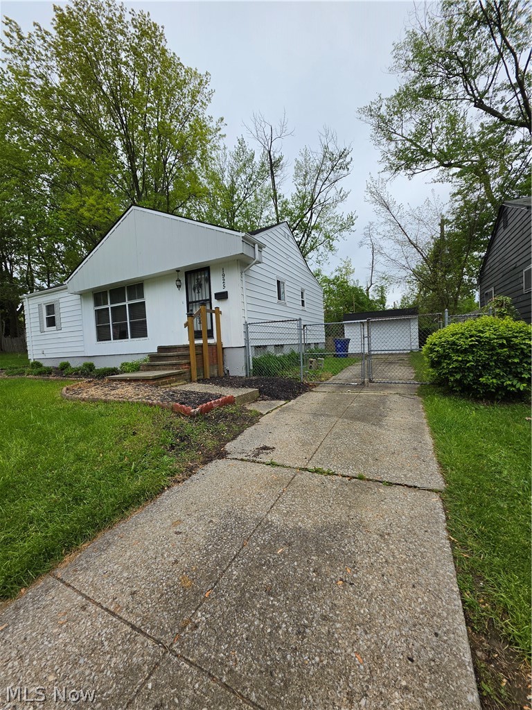 1925 Ridgehill Road Cleveland, OH 44121 - Photo 3 of 30