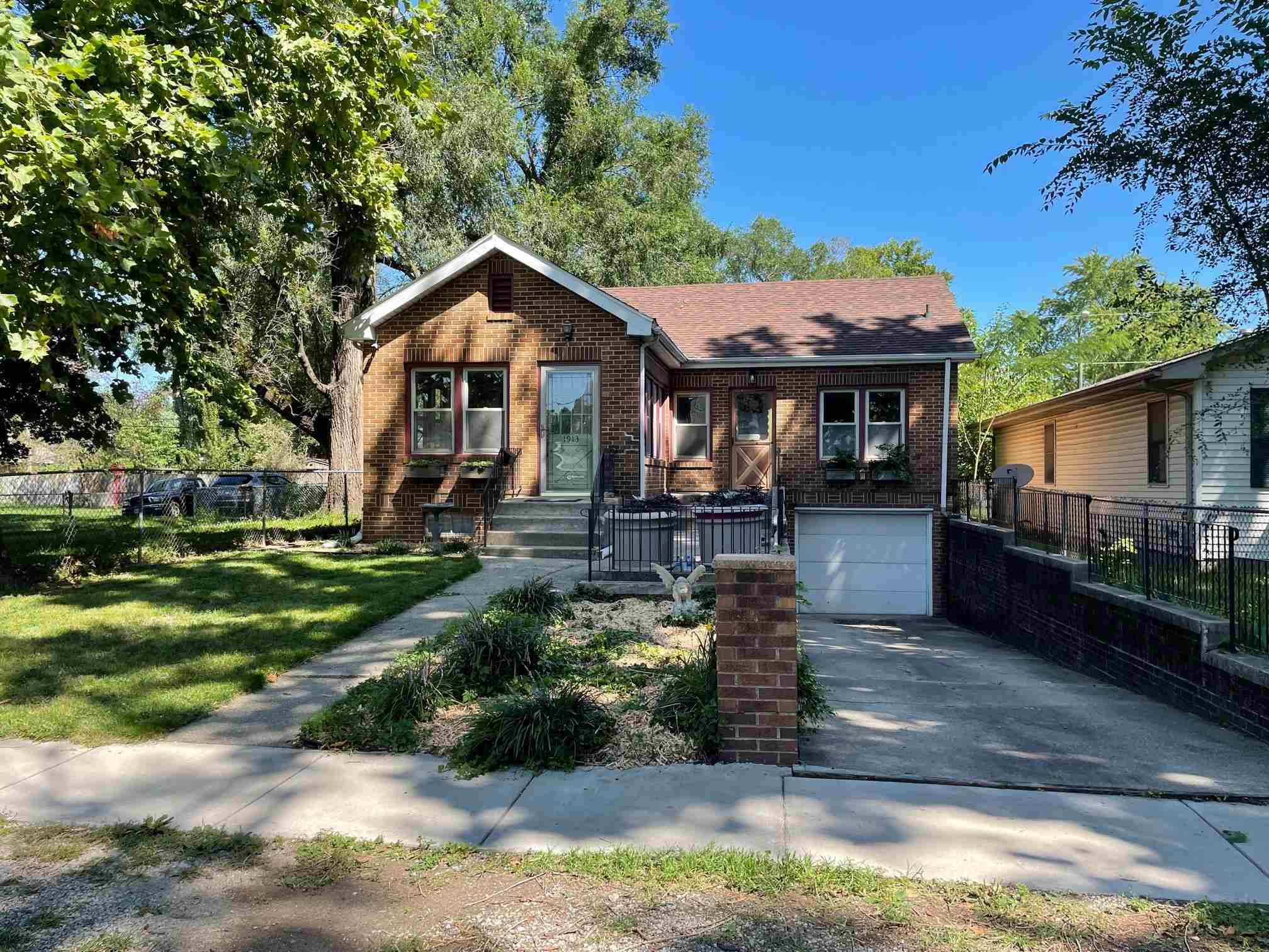 1913 East Keys Avenue Springfield, IL 62702 - Photo 2 of 30