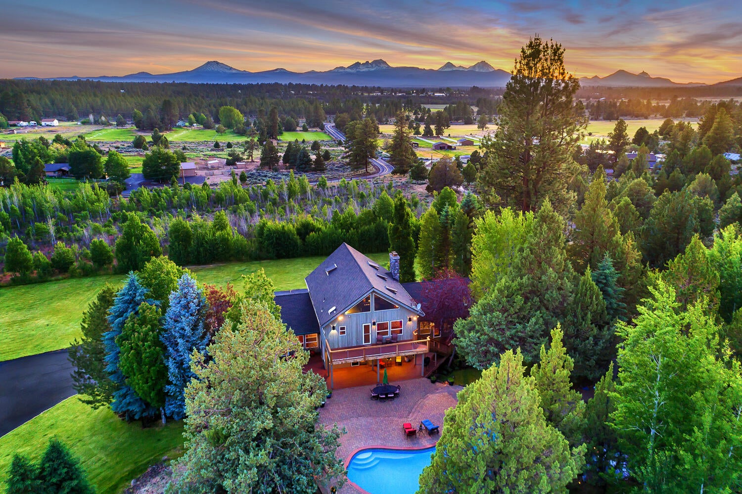 gorgeous Cascade Mountain views, pool, guest house and acreage