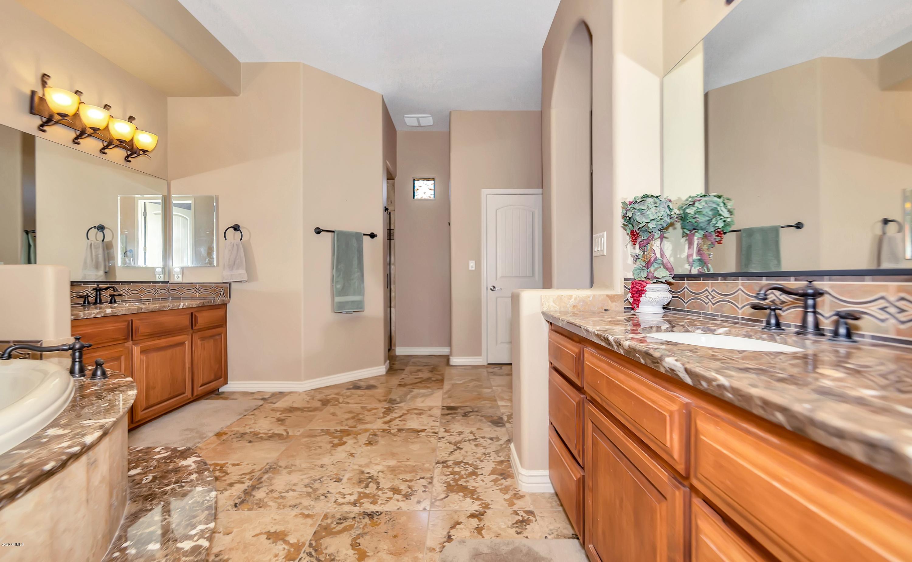 15825 East Broken Bit Road Mayer, AZ 86333 - Photo 17 of 50 017_Suite Bathroom
