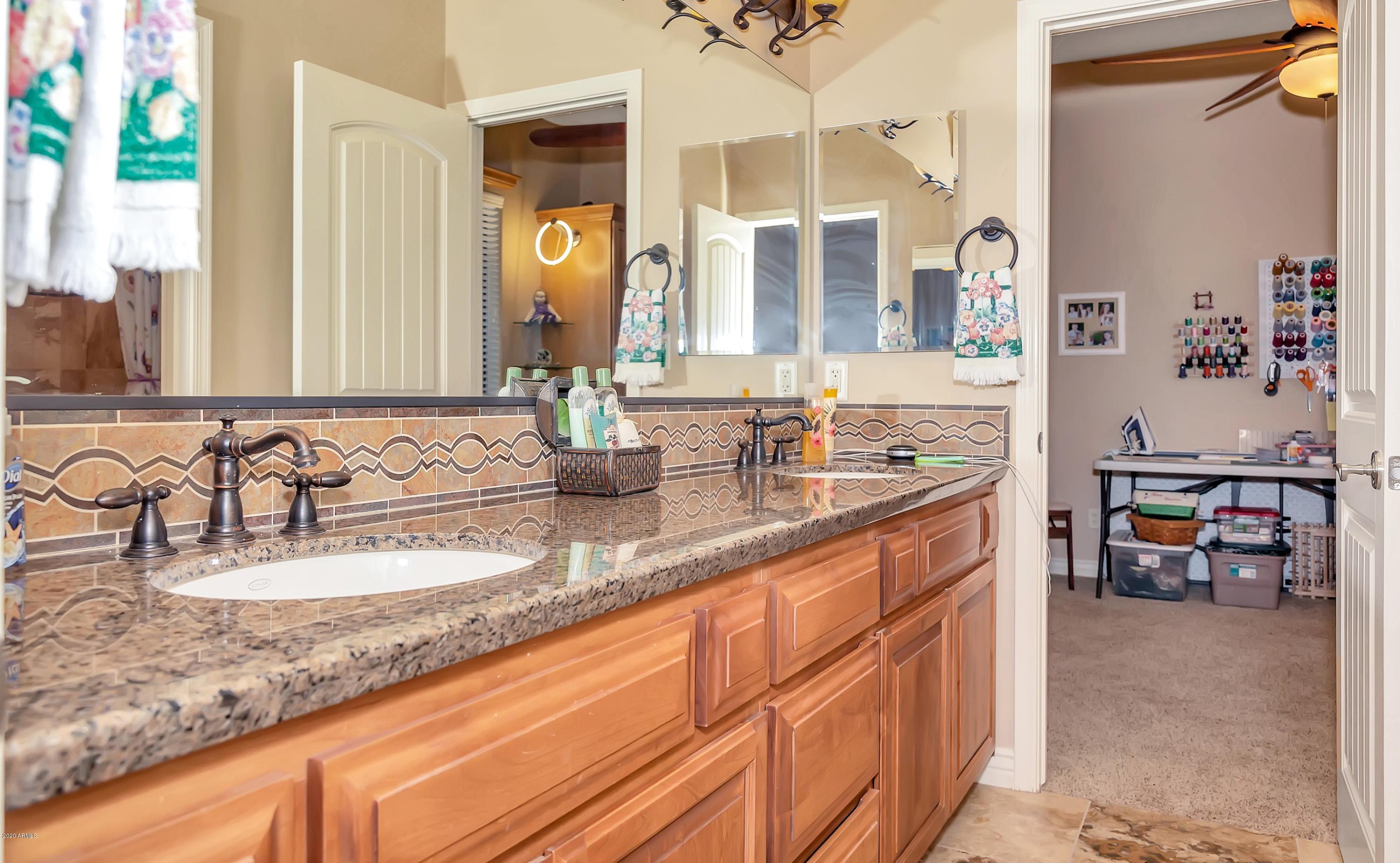 15825 East Broken Bit Road Mayer, AZ 86333 - Photo 20 of 50 020_Jack And Jill Bathroom (1)