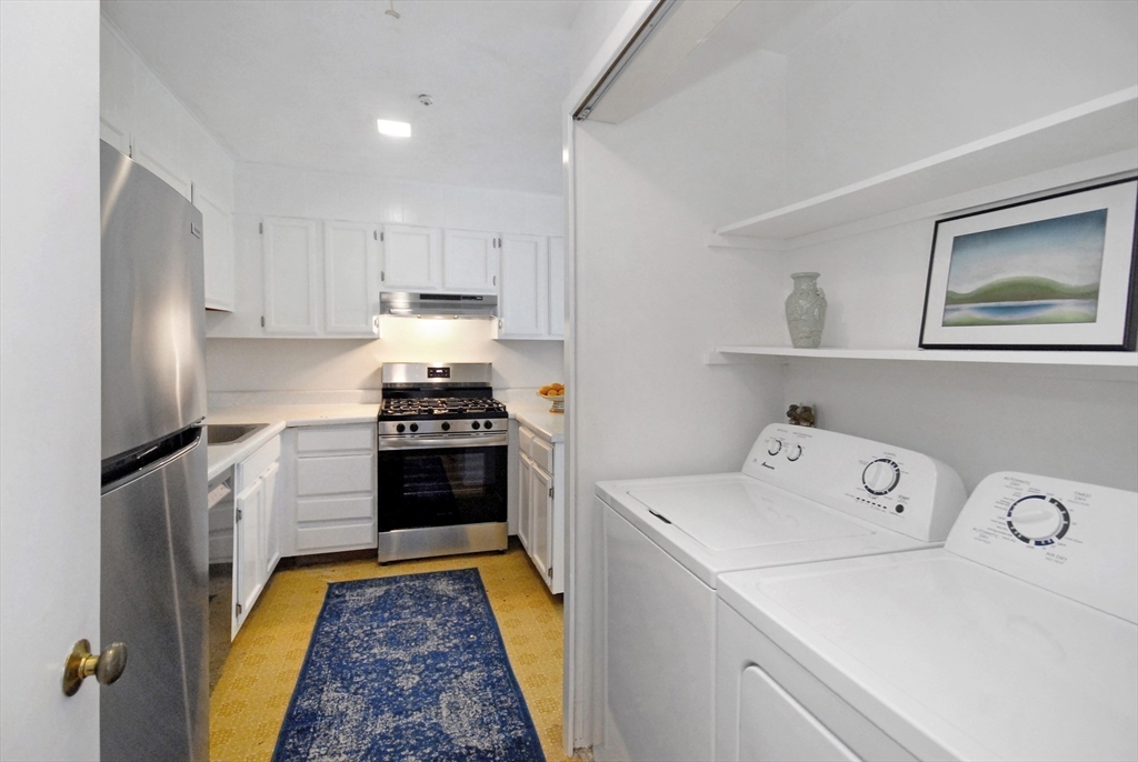 18 Concord Greene, Unit 6 Concord, MA 01742 - Photo 12 of 24 a kitchen with a refrigerator and a stove