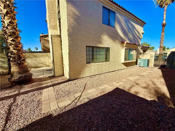 $2,200 | 2063 Waverly Circle, Henderson, NV 89014