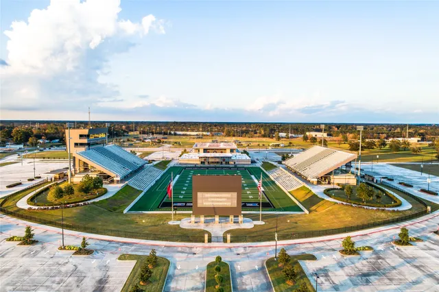 an aerial view of a tennis ground