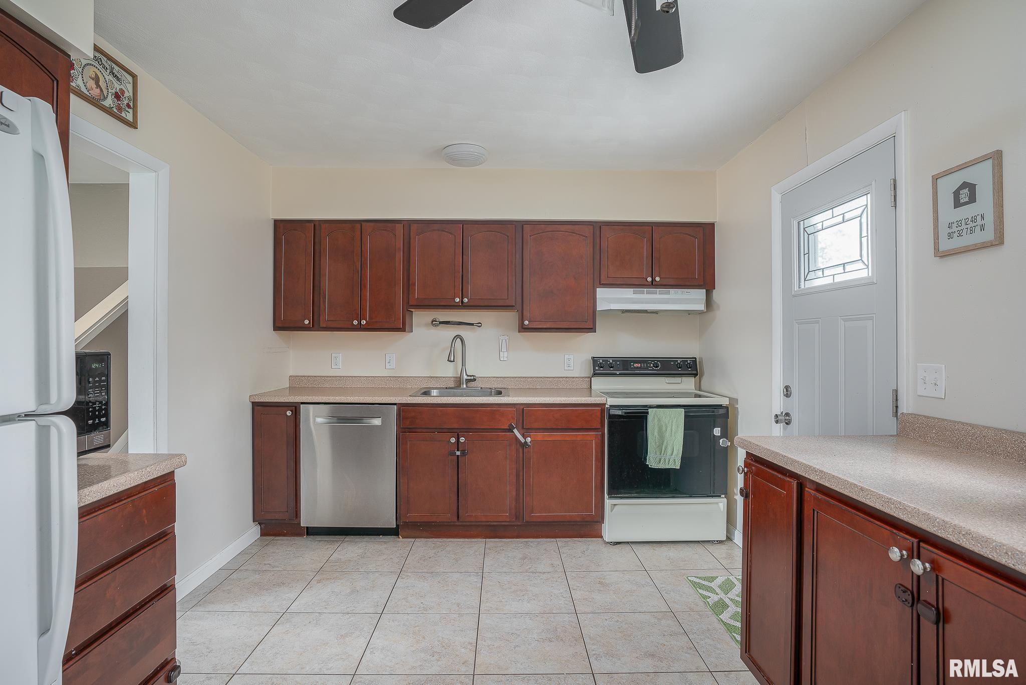 3218 Forest Road Davenport, IA 52807 - Photo 4 of 22 Gallery Image 4