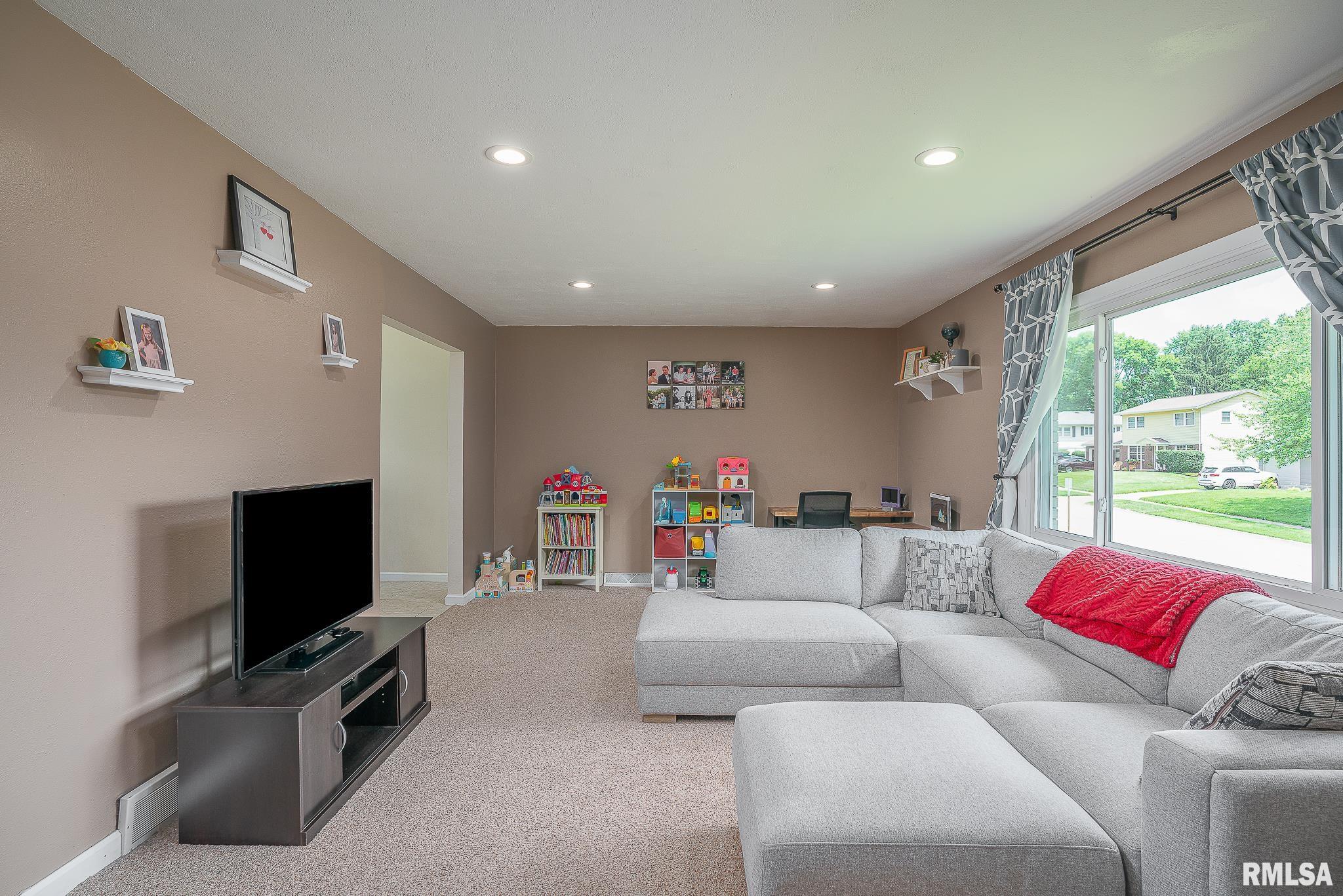 3218 Forest Road Davenport, IA 52807 - Photo 8 of 22 Gallery Image 8
