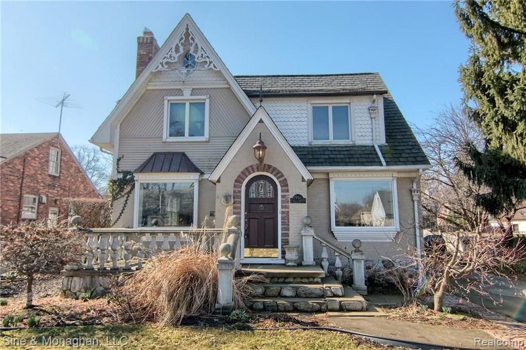 951 Roslyn Road Grosse Pointe Woods, MI 48236 - Photo 1 of 29