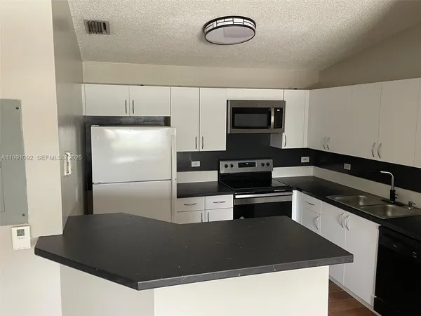 $1,725 | 3650 North 56th Avenue, Unit 519, Hollywood, FL 33021