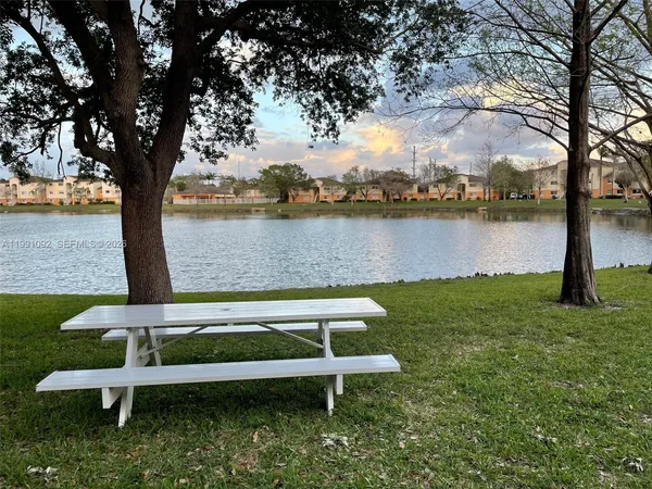 $1,725 | 3650 North 56th Avenue, Unit 519, Hollywood, FL 33021