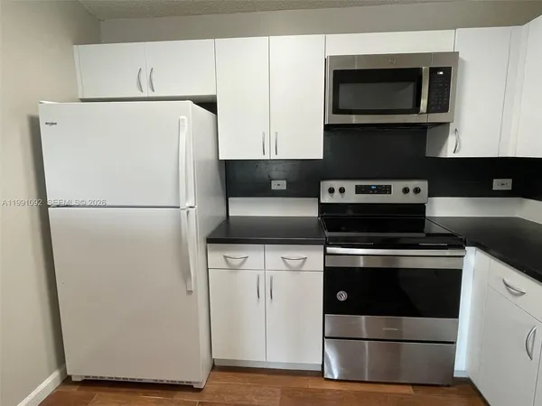 $1,725 | 3650 North 56th Avenue, Unit 519, Hollywood, FL 33021