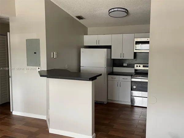 $1,725 | 3650 North 56th Avenue, Unit 519, Hollywood, FL 33021