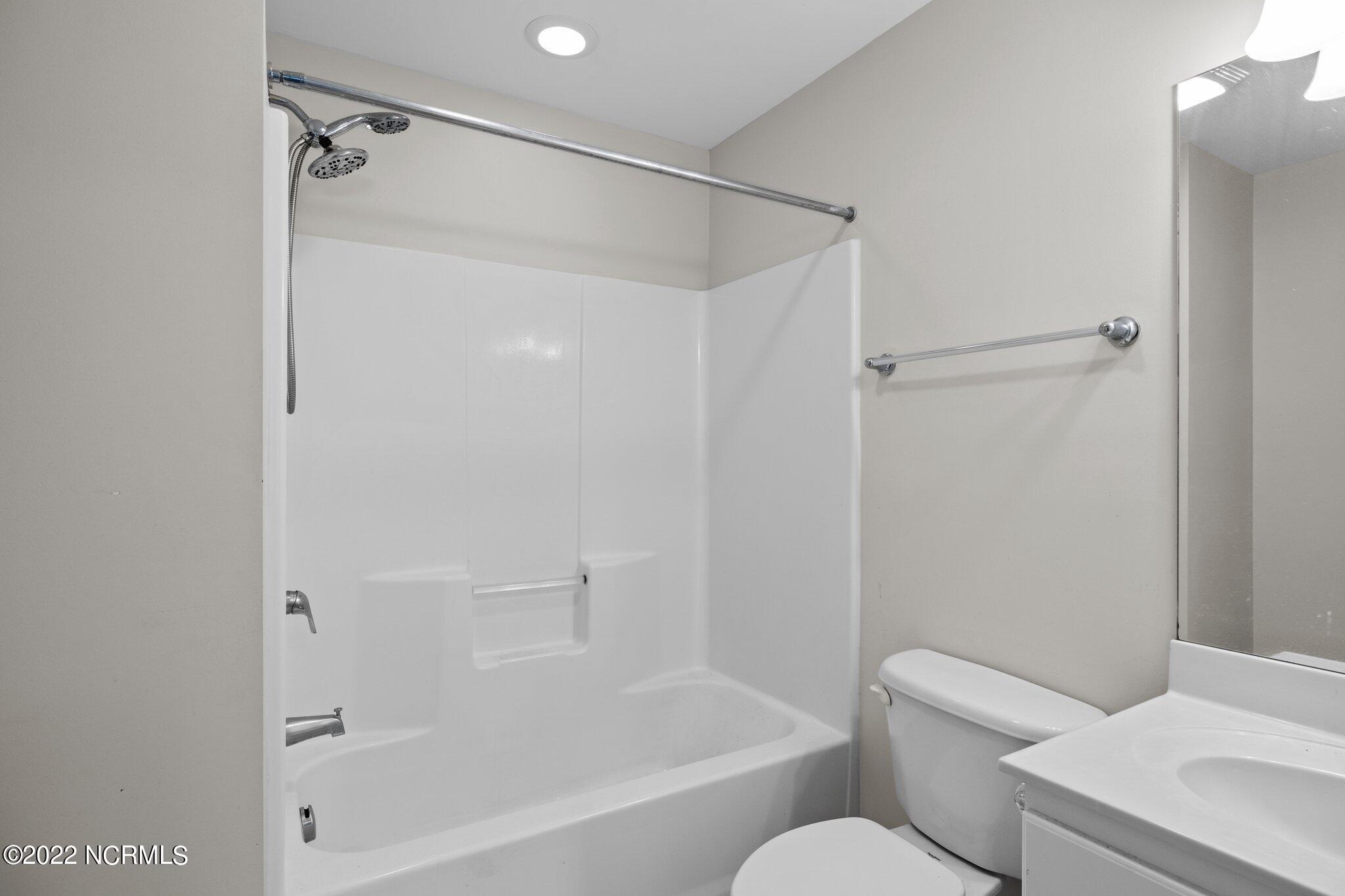 4513 Country Club Road, Unit 104F Morehead City, NC 28557 - Photo 12 of 22 Primary Bath