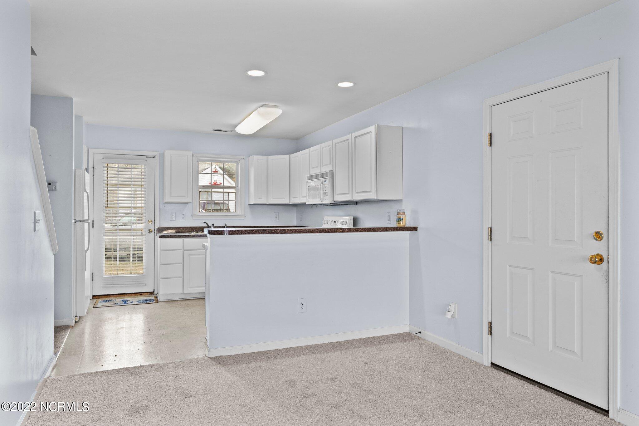 4513 Country Club Road, Unit 104F Morehead City, NC 28557 - Photo 5 of 22 Dining and Kitchen Area