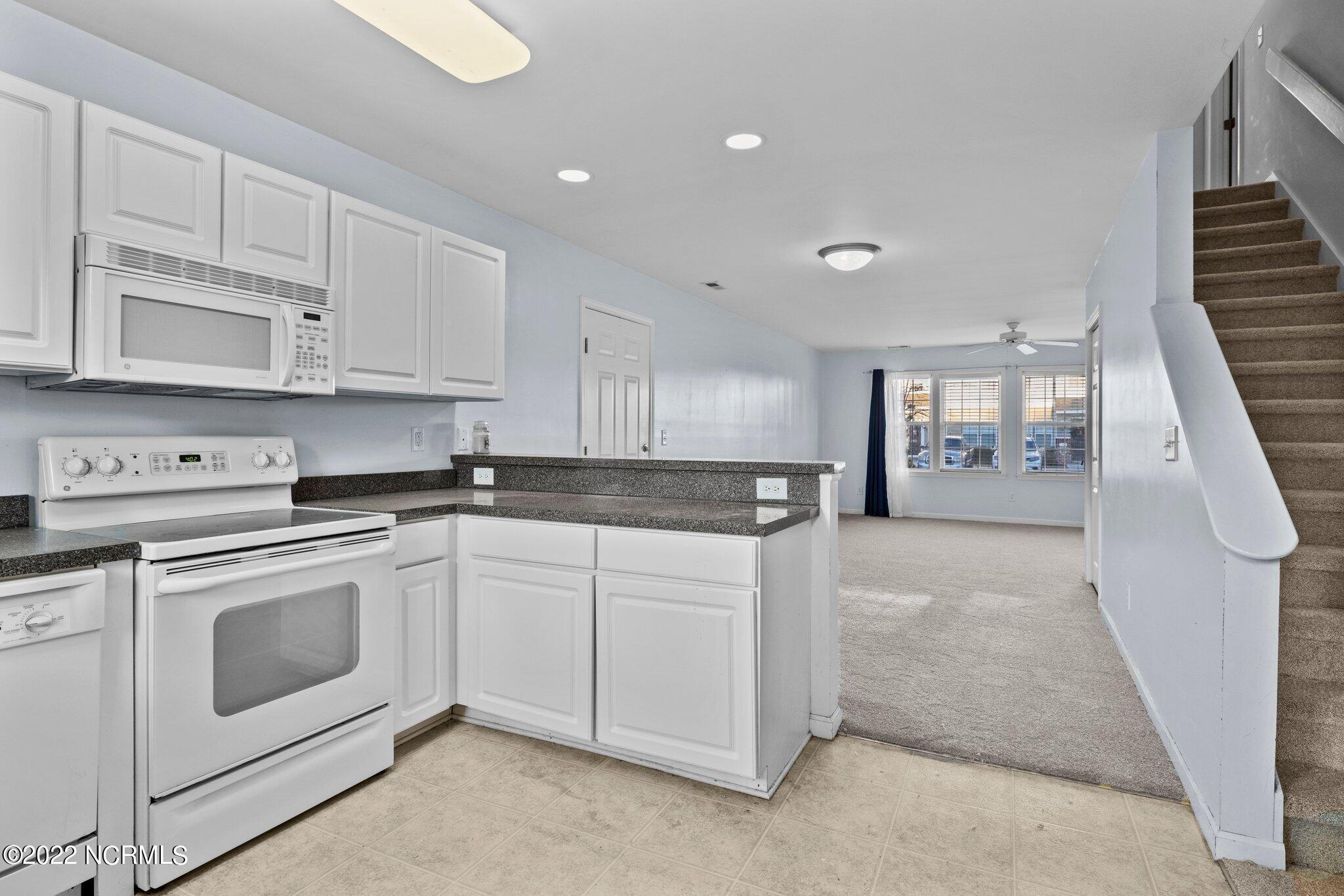 4513 Country Club Road, Unit 104F Morehead City, NC 28557 - Photo 6 of 22 Kitchen