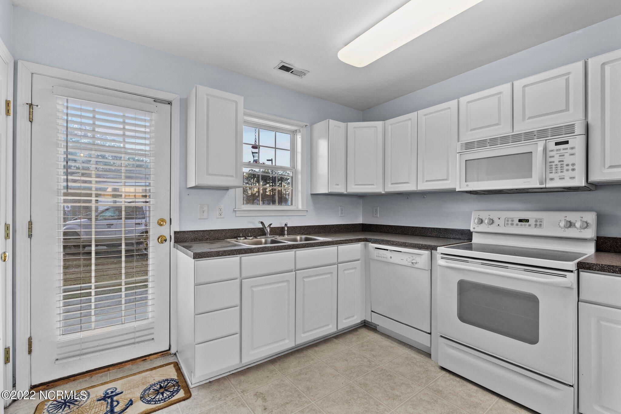 4513 Country Club Road, Unit 104F Morehead City, NC 28557 - Photo 7 of 22 Kitchen