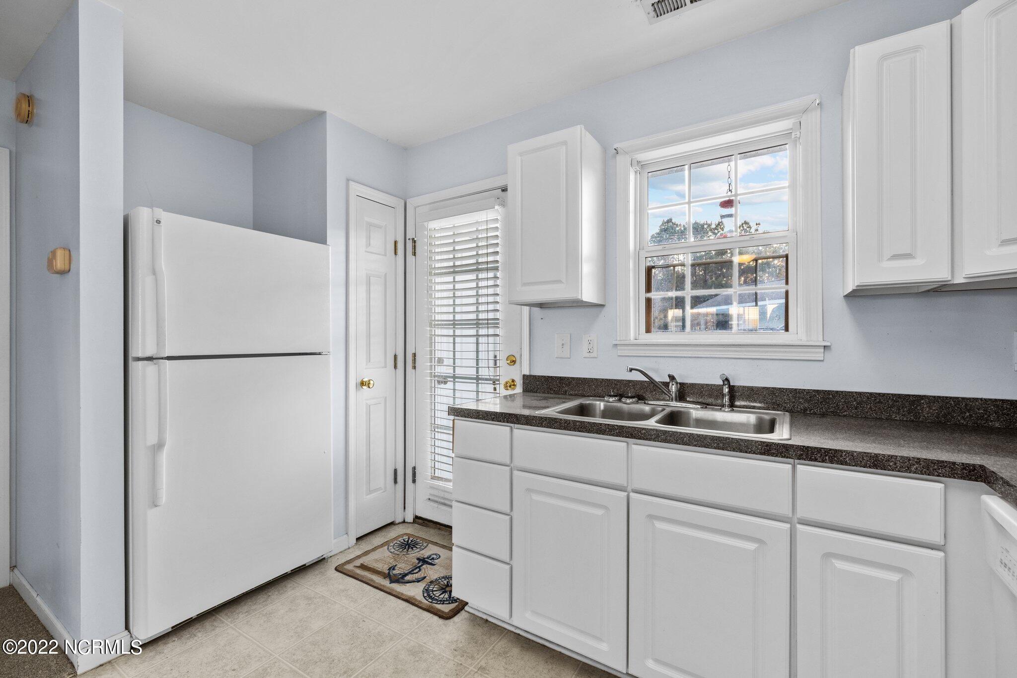 4513 Country Club Road, Unit 104F Morehead City, NC 28557 - Photo 8 of 22 Kitchen