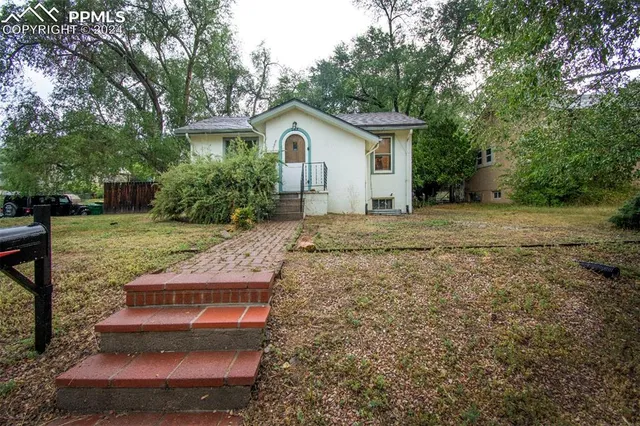a view of a house with backyard and garden