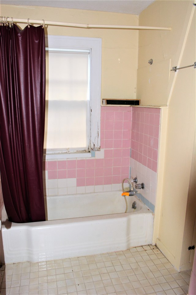 1806 Ridge Avenue Rockford, IL 61103 - Photo 13 of 18 a bathroom with a bathtub and shower
